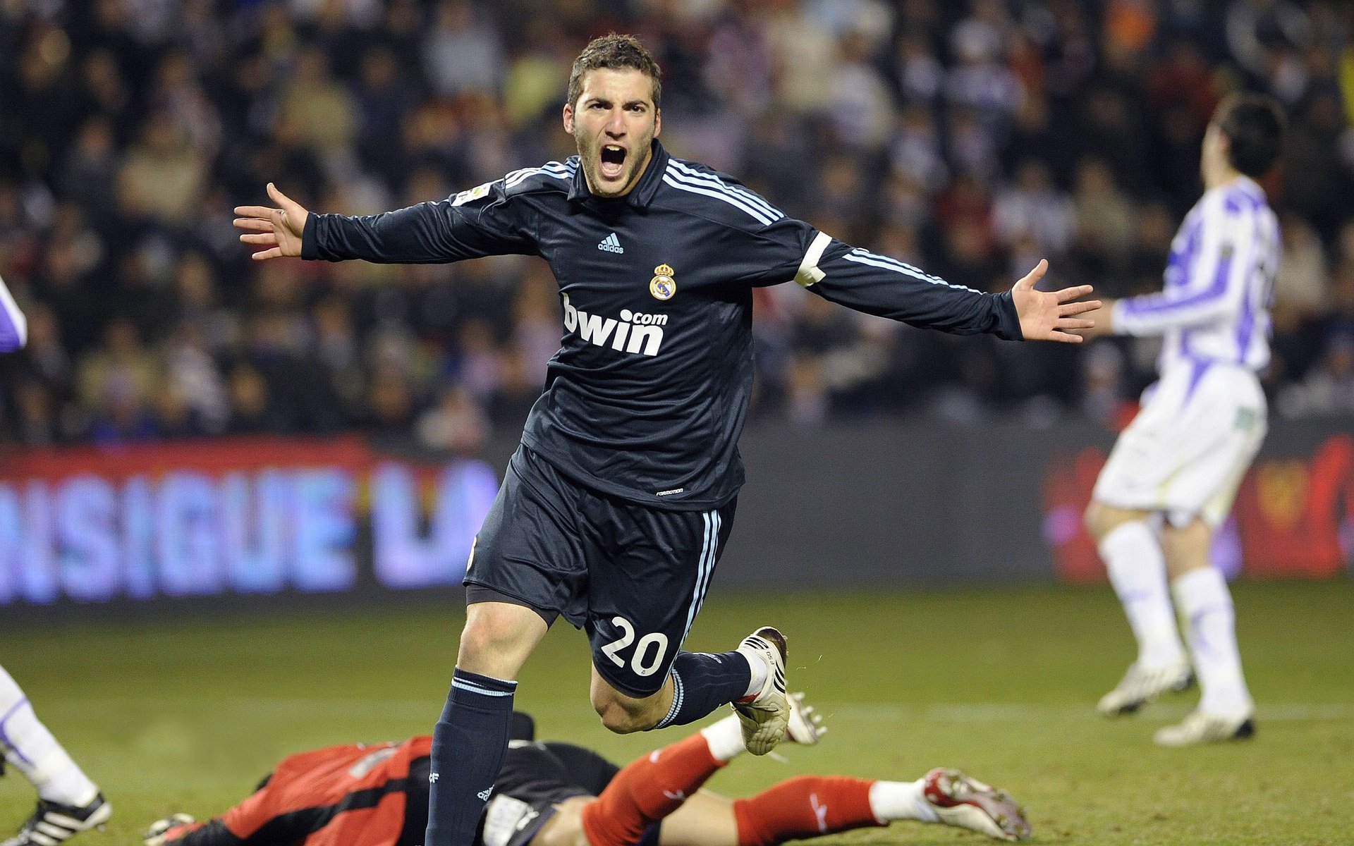 巴尔：凭借冷静的心态和精准的技术，他帮助全黑队在场上占据优势